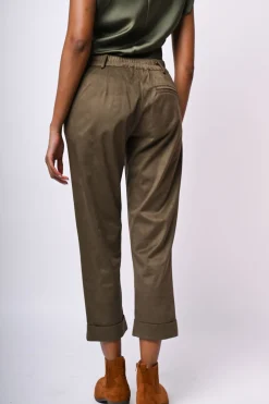 Pantaloni in faux suede con risvolto