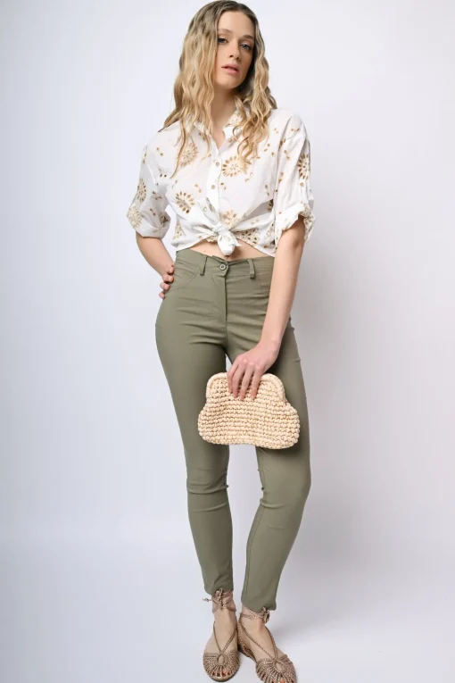 Pantaloni slim fit con tasche