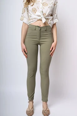 Pantaloni slim fit con tasche