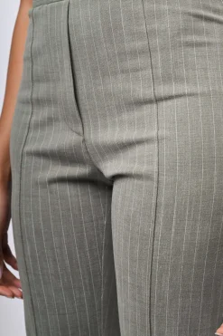 Pantaloni slim-fit gessati