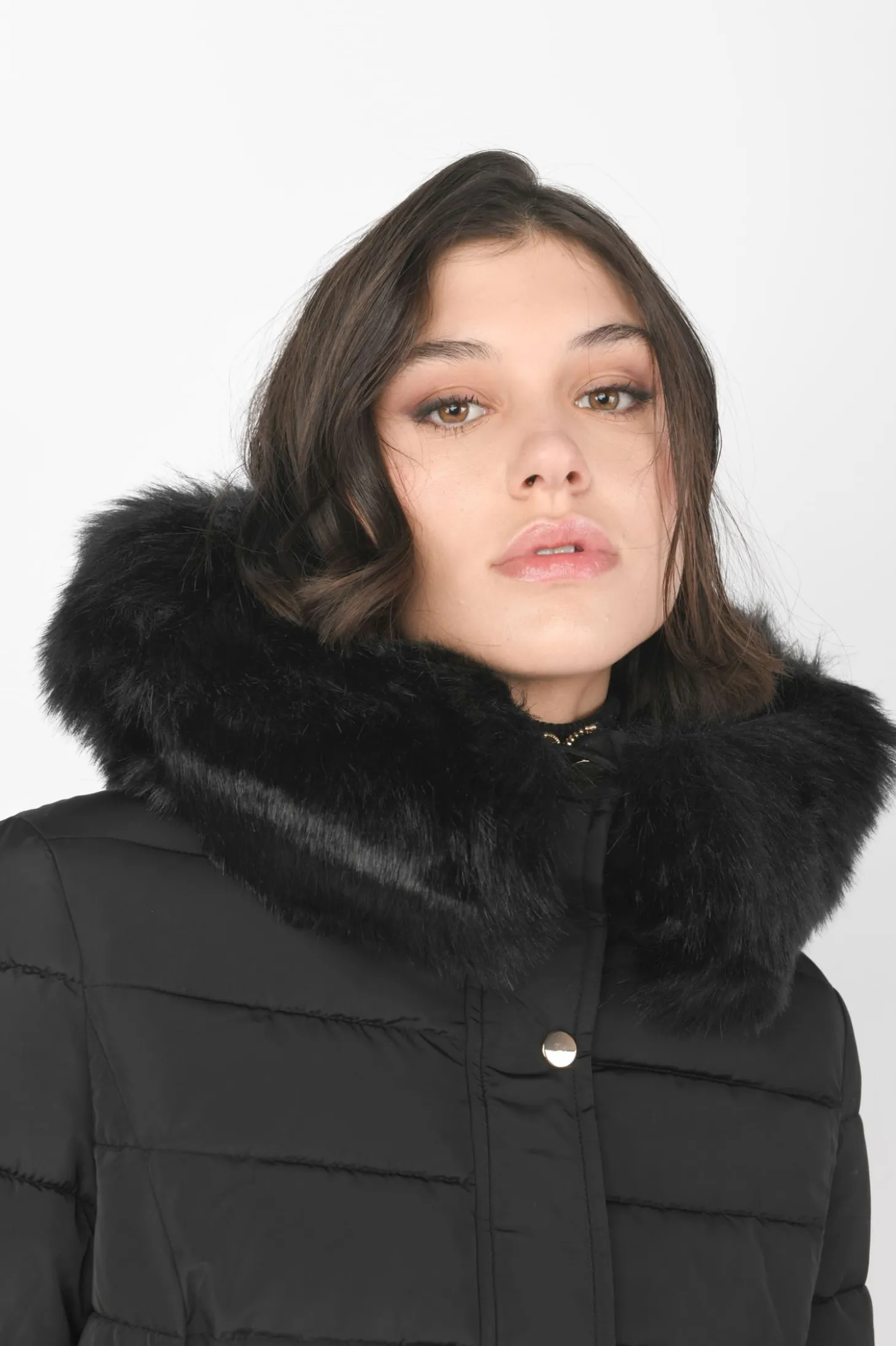 Piumino corto con faux fur al cappuccio