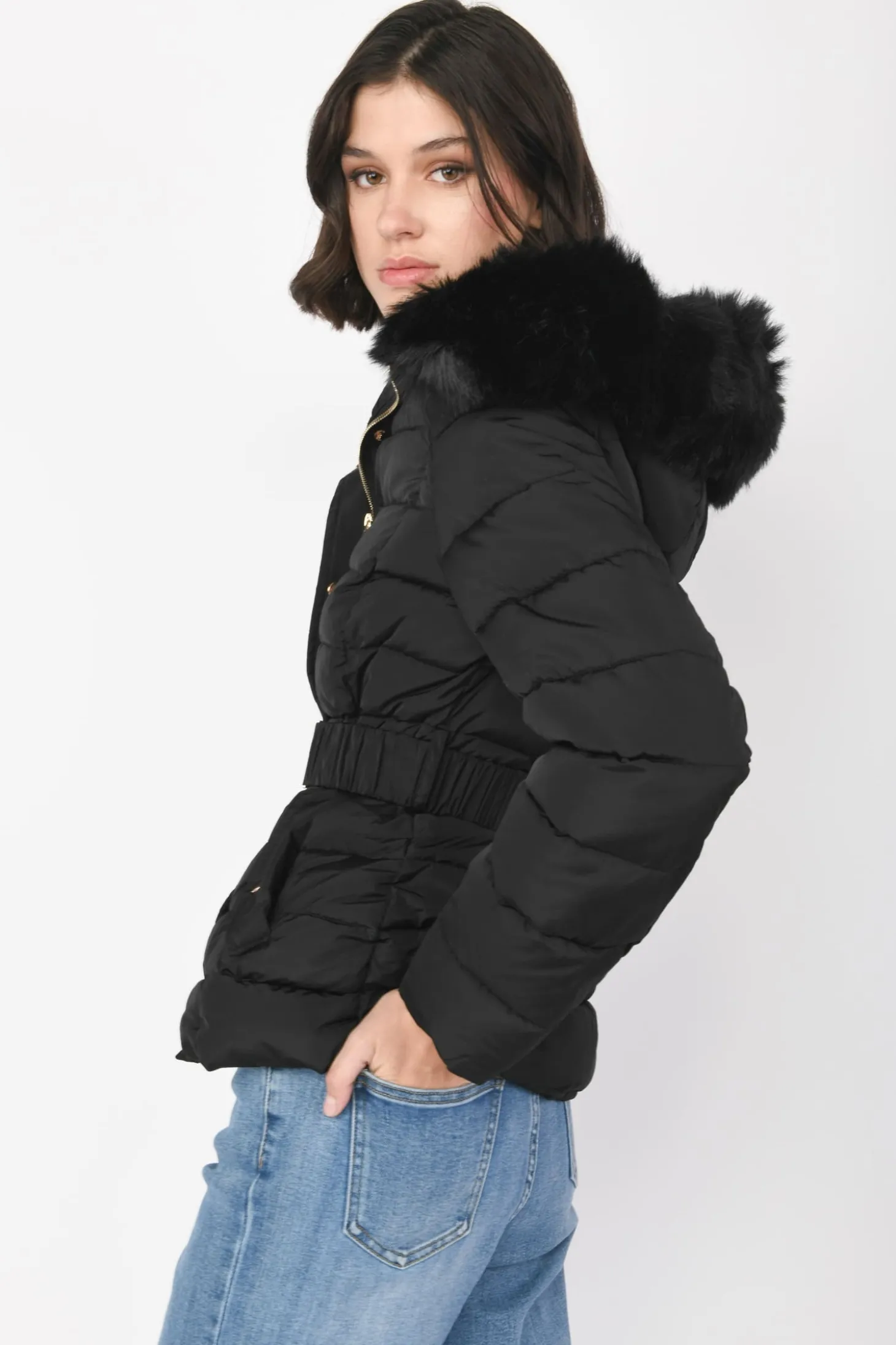 Piumino corto con faux fur al cappuccio
