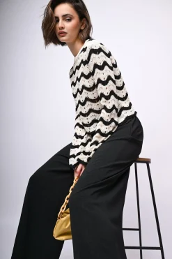 Pull crochet a righe con maniche svasate