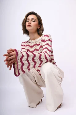 Pull crochet a righe con maniche svasate
