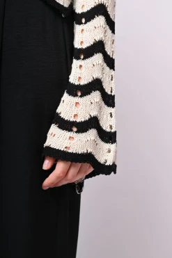 Pull crochet a righe con maniche svasate