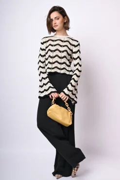 Pull crochet a righe con maniche svasate