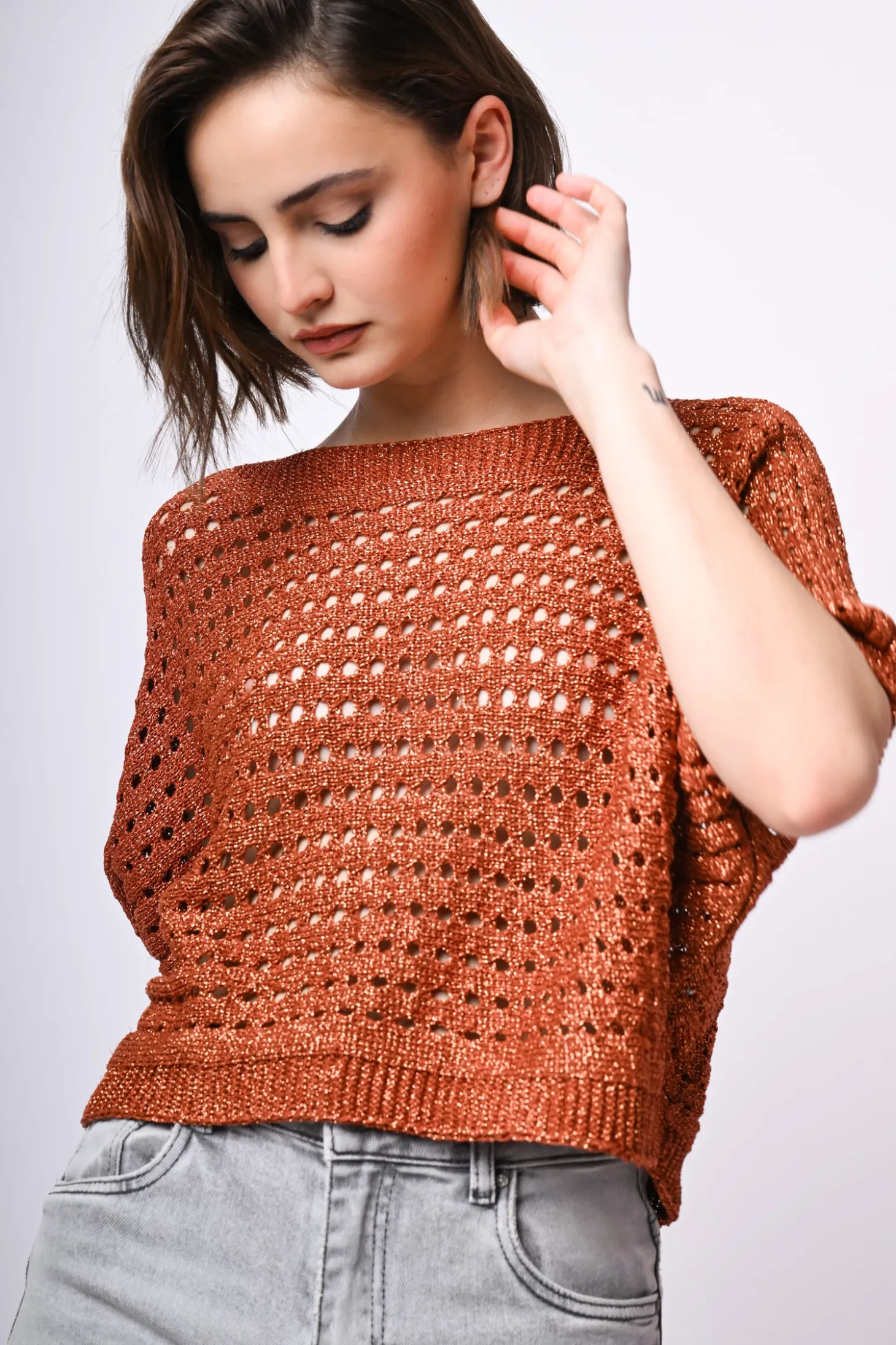 Pull in maglia crochet con fiocco sul retro