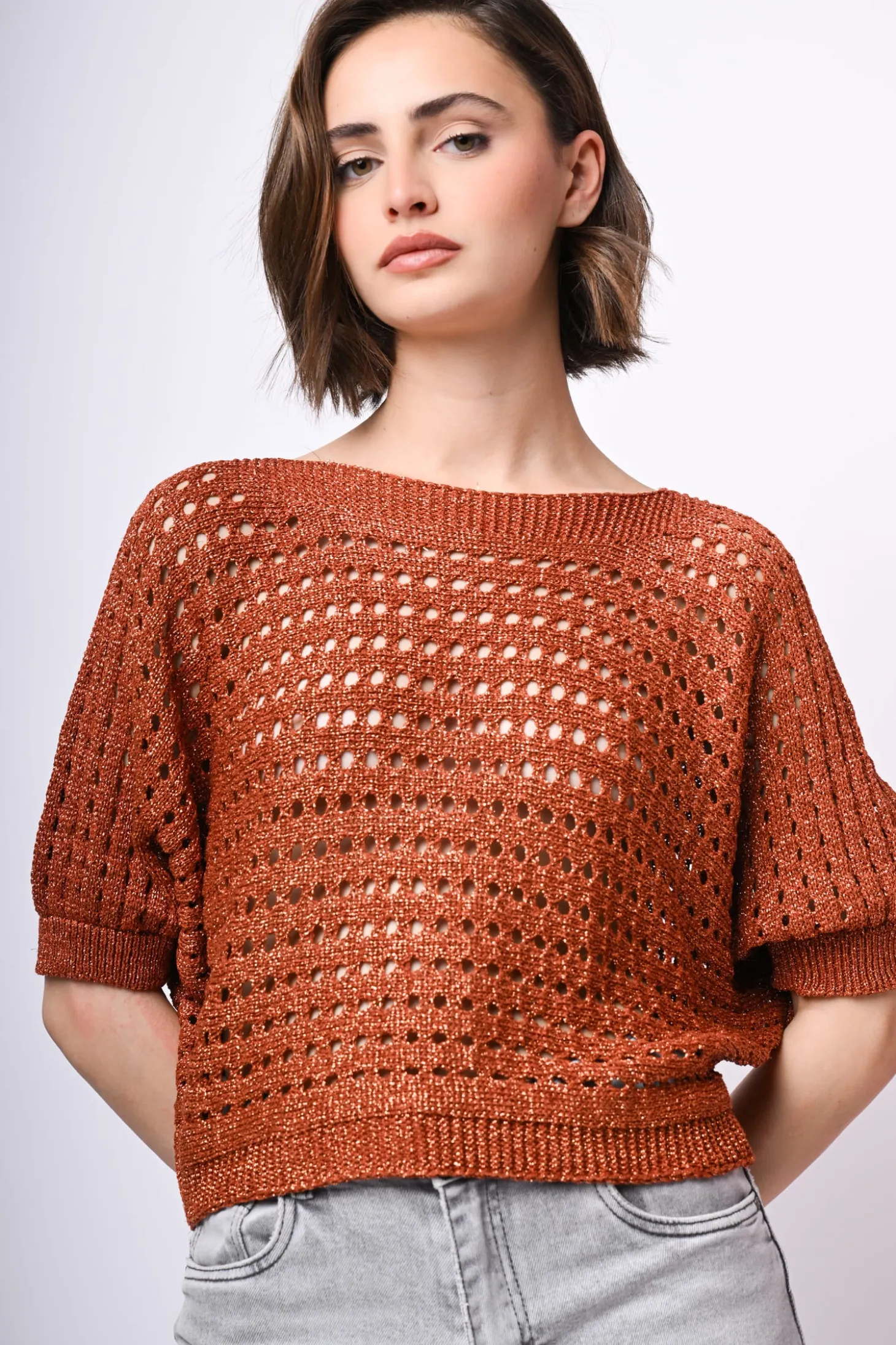 Pull in maglia crochet con fiocco sul retro