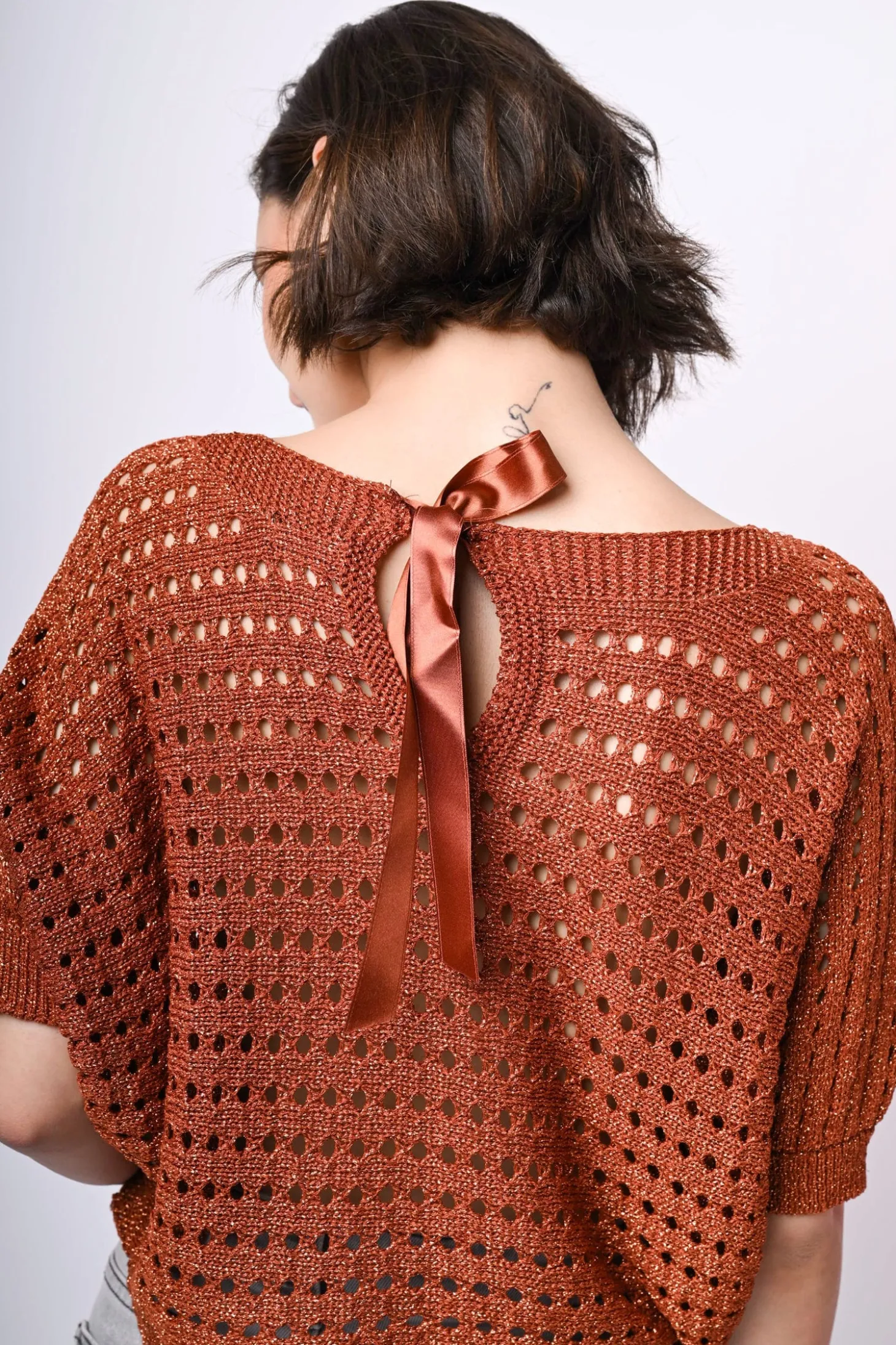 Pull in maglia crochet con fiocco sul retro