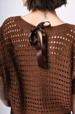 Pull in maglia crochet con fiocco sul retro