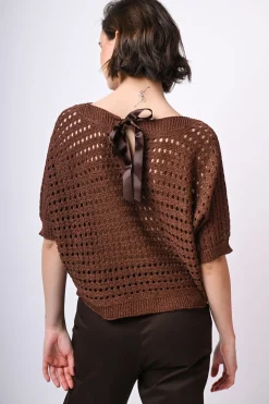 Pull in maglia crochet con fiocco sul retro