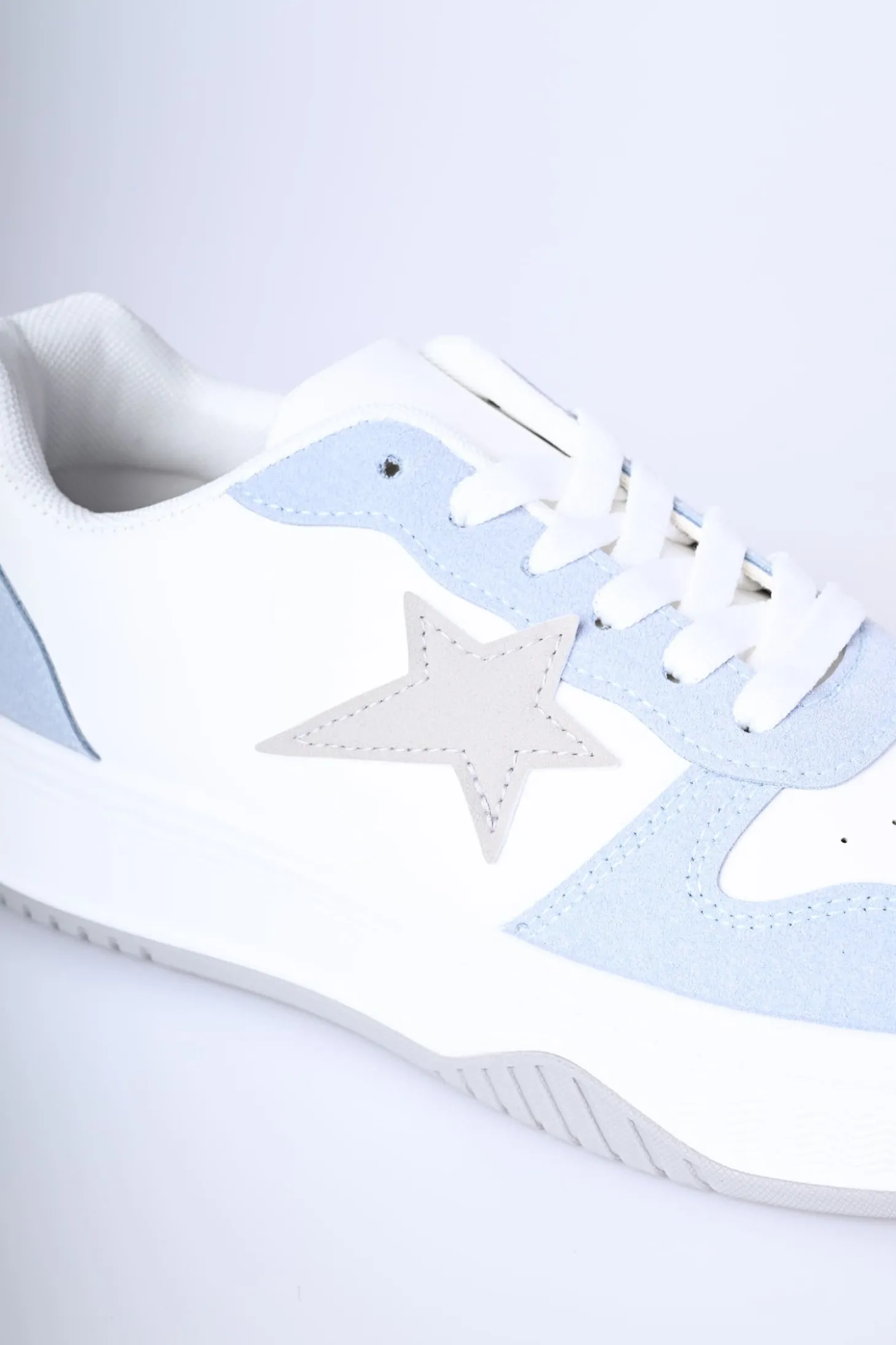 Sneakers con patch a stella e glitter