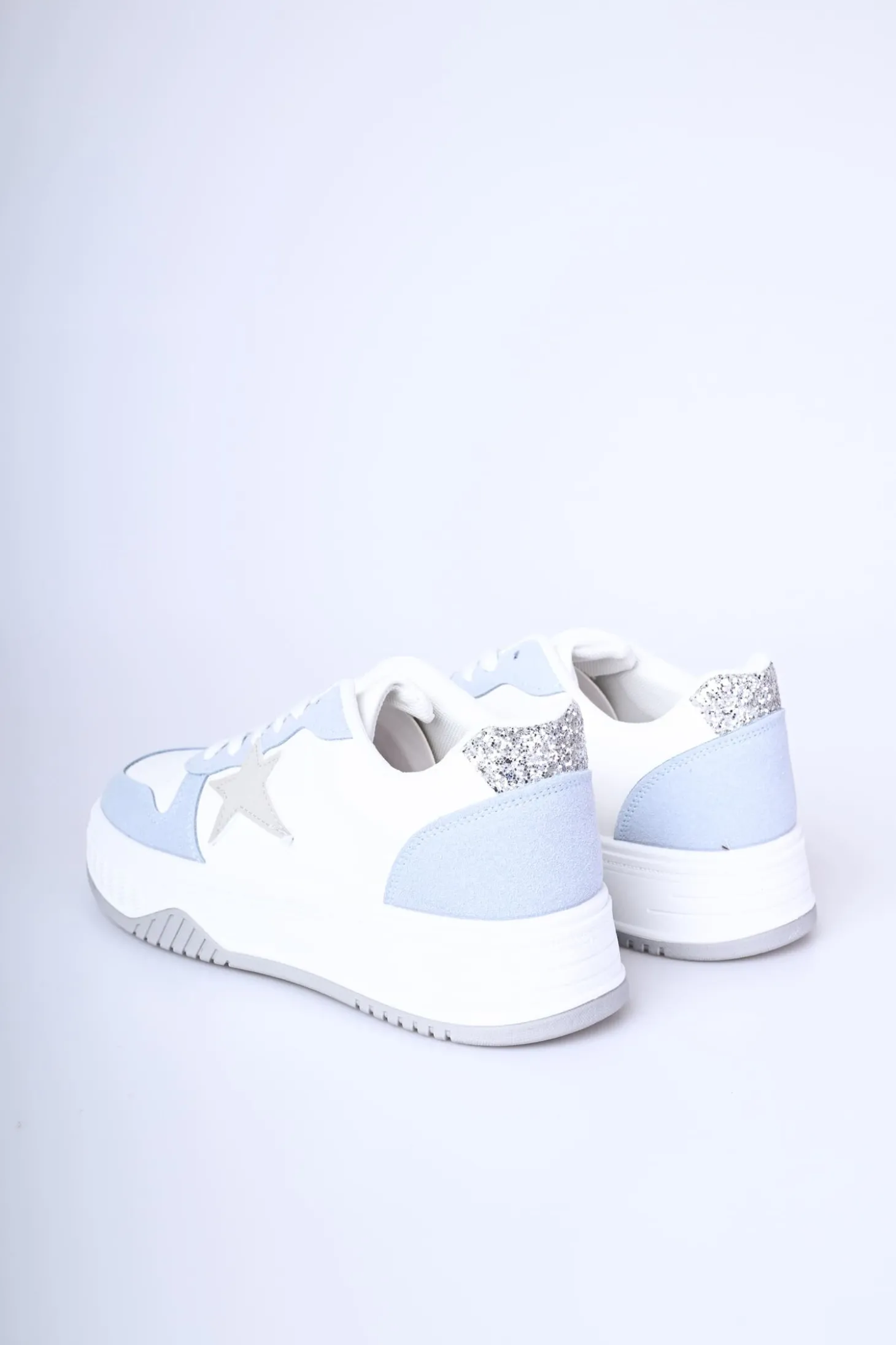 Sneakers con patch a stella e glitter