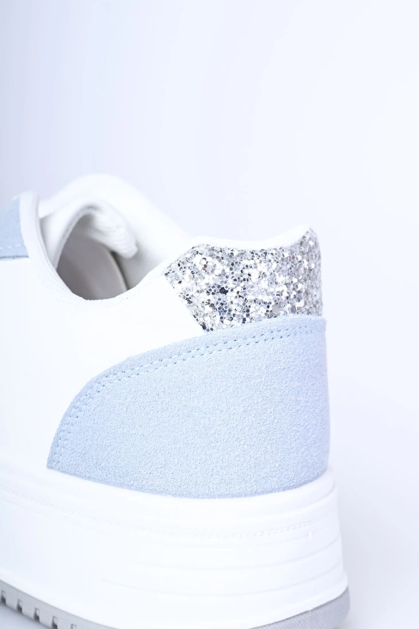 Sneakers con patch a stella e glitter