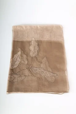 Stola con ricamo floreale e perline