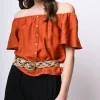 Top a spalle scoperte con bottoni