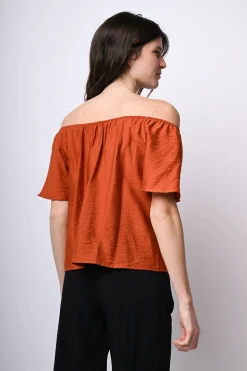 Top a spalle scoperte con bottoni