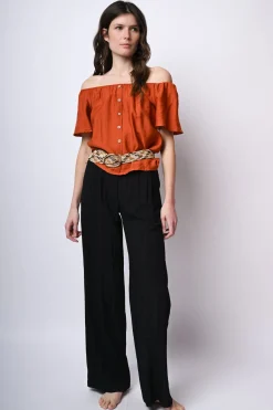 Top a spalle scoperte con bottoni