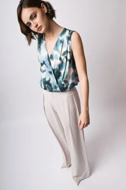 Top con stampa floreale astratta