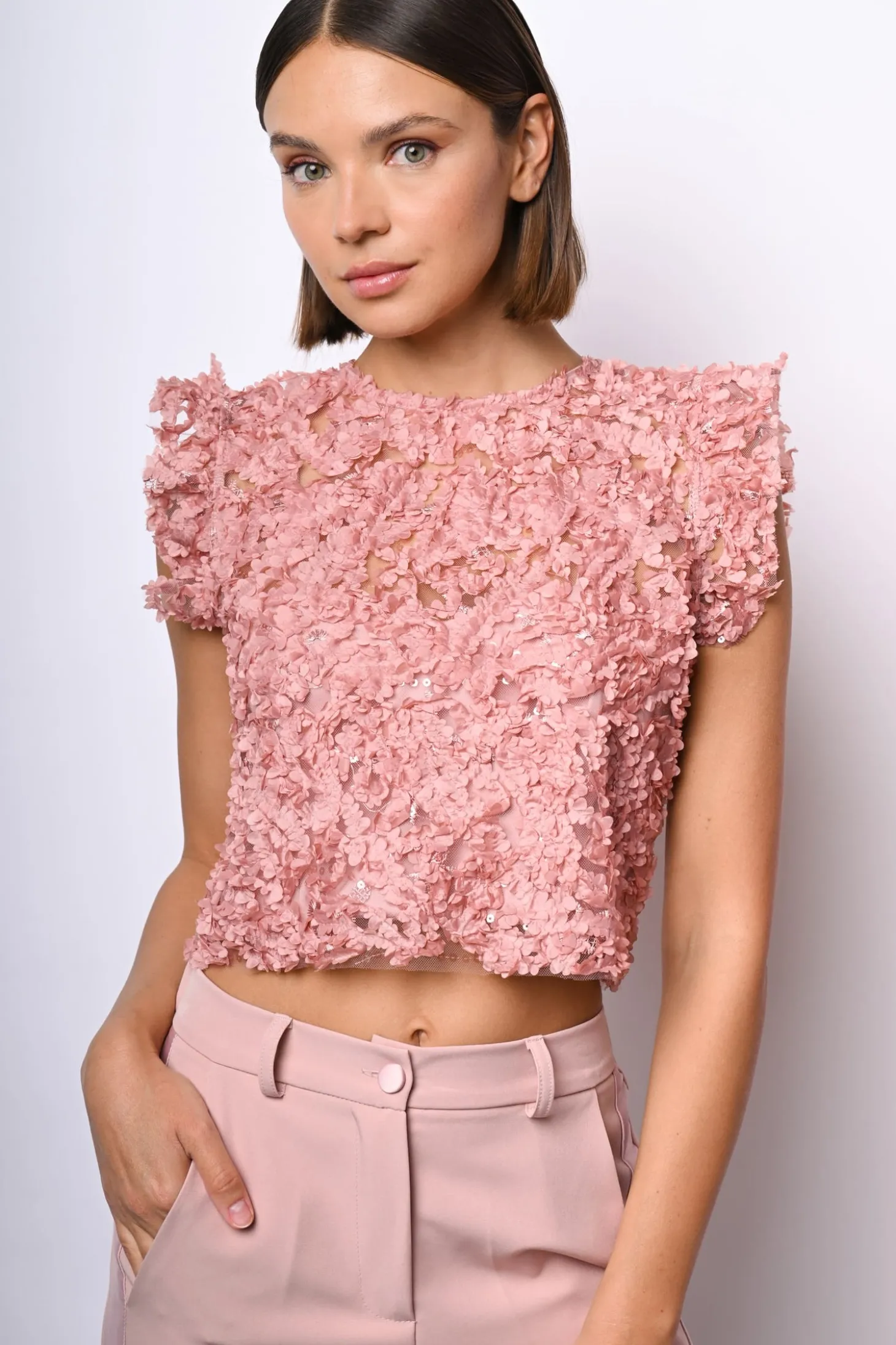 Top crop in pizzo floreale con paillettes