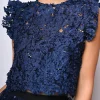 Top crop in pizzo floreale con paillettes
