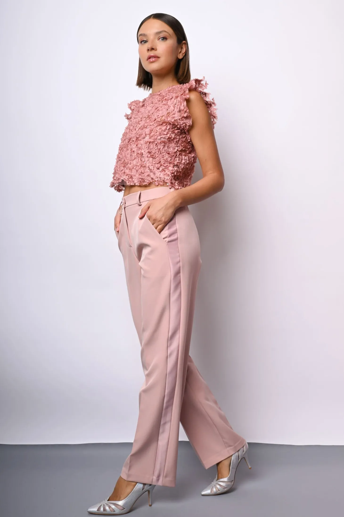 Top crop in pizzo floreale con paillettes