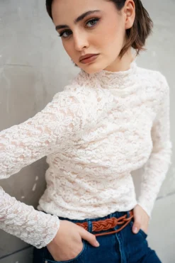 Top in pizzo con scollo a cratere