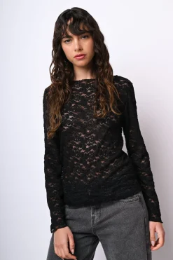 Top in pizzo con scollo a barchetta