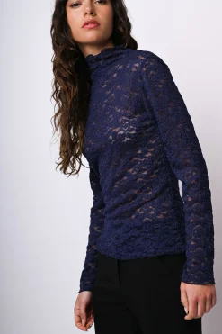 Top in pizzo con scollo a cratere