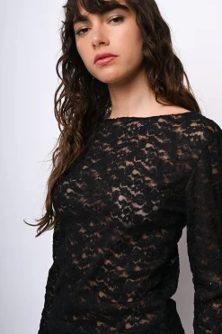 Top in pizzo con scollo a barchetta