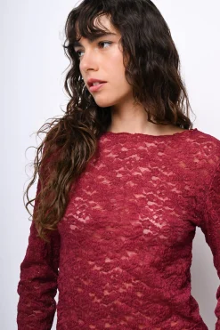 Top in pizzo con scollo a barchetta
