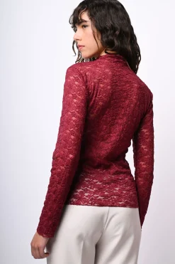 Top in pizzo con scollo a cratere