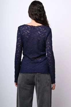 Top in pizzo con scollo a barchetta