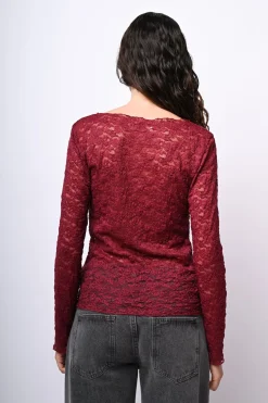 Top in pizzo con scollo a barchetta