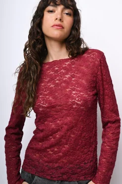 Top in pizzo con scollo a barchetta