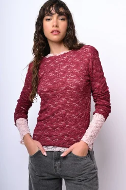 Top in pizzo con scollo a barchetta