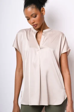 Top in raso con scollo alla tunisina