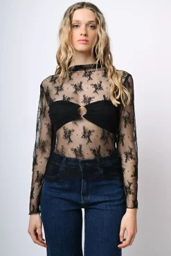 Top in tulle con ricami e scollo a barchetta