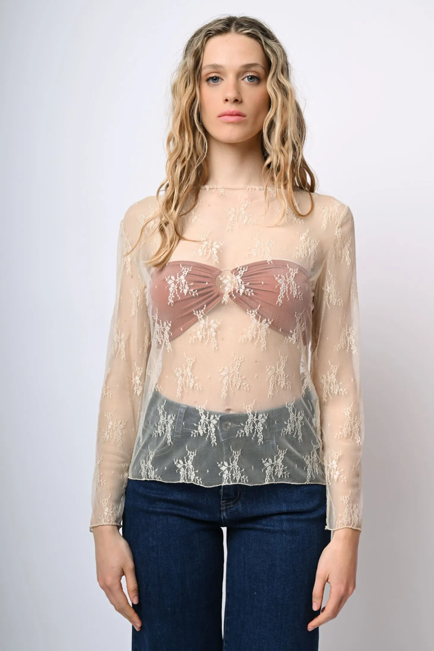 Top in tulle con ricami e scollo a barchetta