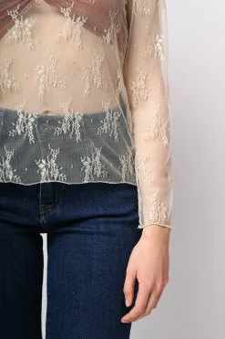 Top in tulle con ricami e scollo a barchetta
