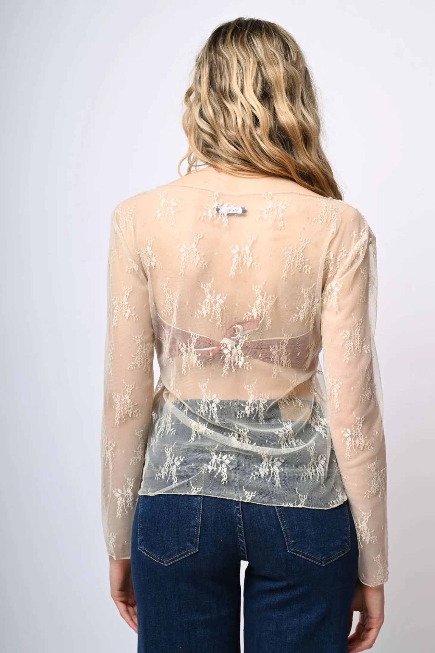 Top in tulle con ricami e scollo a barchetta