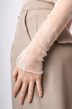 Top in tulle con ricami floreali