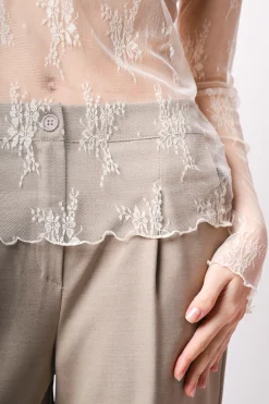 Top in tulle con ricami floreali