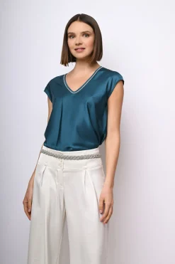 T-shirt con scollo a V profilato in strass