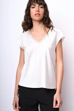 T-shirt con scollo a V profilato in strass