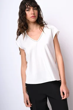 T-shirt con scollo a V profilato in strass