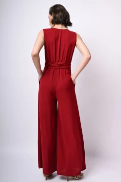 Tuta con scollo incrociato e cintura